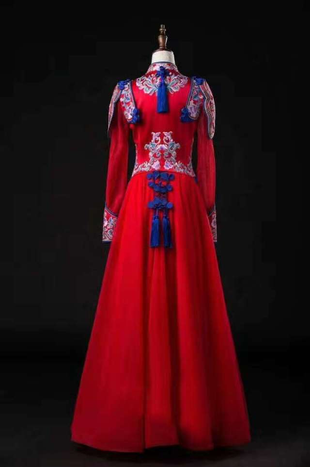 滿族服飾文化主題展參展設(shè)計(jì)師專訪--張立